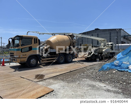 在混凝土放置期間的攪拌車 在混凝土放置期間的攪拌車 91640044