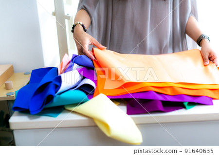 提出顏色的女人 91640635