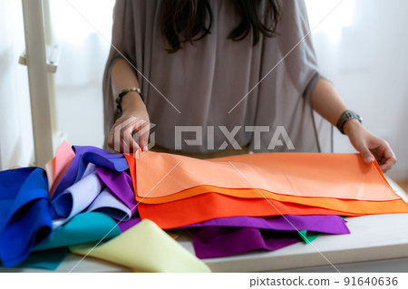 A woman who proposes a color 91640636