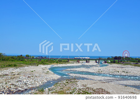【富山縣魚津市】穿過早月川河口的列車 【富山縣魚津市】穿過早月川河口的列車 91640698