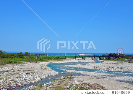 【富山縣魚津市】穿過早月川河口的列車 【富山縣魚津市】穿過早月川河口的列車 91640699