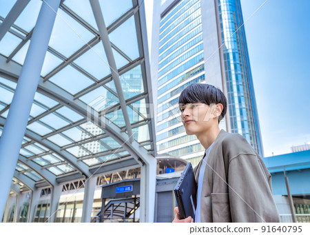拿著筆記本電腦的辦公室休閒年輕商人 拿著筆記本電腦的辦公室休閒年輕商人 91640795