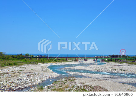 【富山縣魚津市】穿過早月川河口的列車 91640960