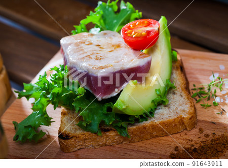 Sandwich with roasted tuna 91643911