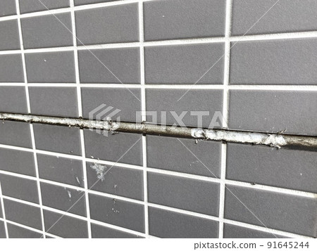 Tile stains with softened sealing 91645244