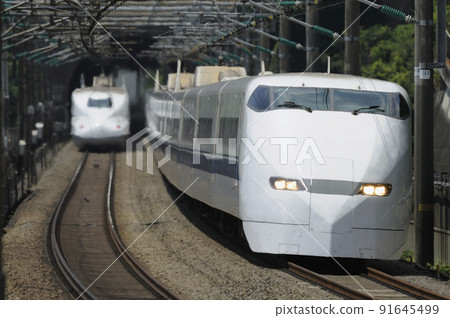 300 series and N700 series Shinkansen that passed each other 91645499