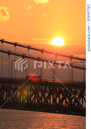 Suspension bridge in the evening Suspension bridge in the evening 91645765