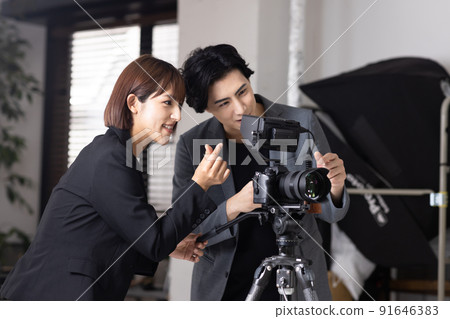Shooting studio photographer 91646383
