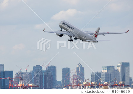 Japan Airlines A350, a passenger plane that took off from Haneda Airport Japan Airlines A350, a passenger plane that took off from Haneda Airport 91646639