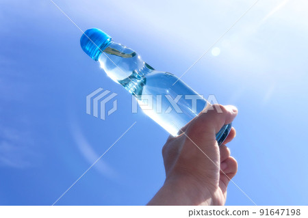 夏天在藍天上舉起Ramune 91647198