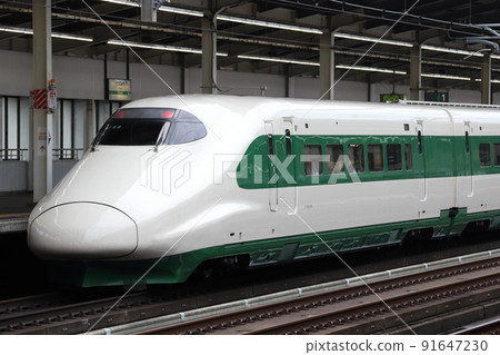 Tohoku Shinkansen E2 series green belt color (Utsunomiya station) Tohoku Shinkansen E2 series green belt color (Utsunomiya station) 91647230