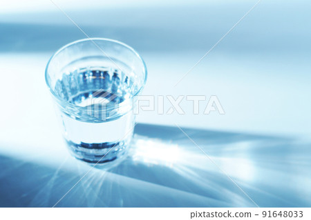 進入玻璃杯的水 進入玻璃杯的水 91648033