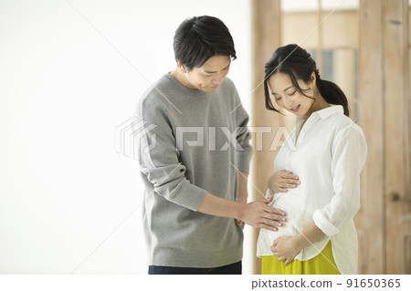 一對夫婦用手在孕婦的肚子裡說話 91650365