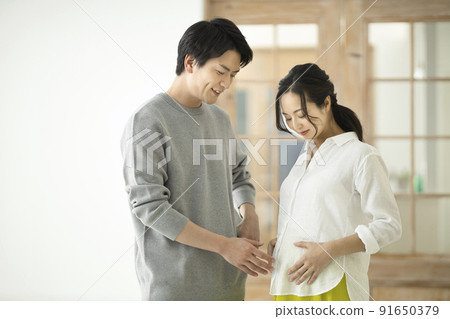 一對夫婦用手在孕婦的肚子裡說話 一對夫婦用手在孕婦的肚子裡說話 91650379