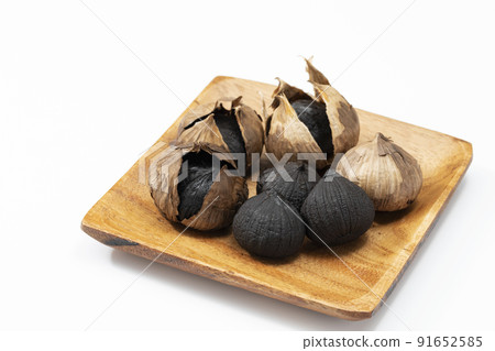 一粒黑蒜_白色背景 91652585