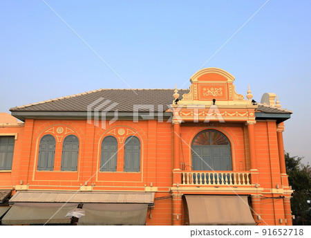 Vintage architecture building facade with beautiful windows detail. 91652718