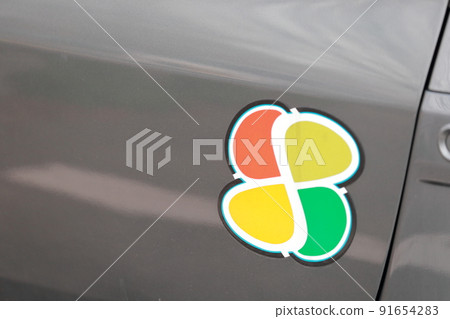 Elderly person mark affixed to the car (silver mark, elderly driver sign) 91654283