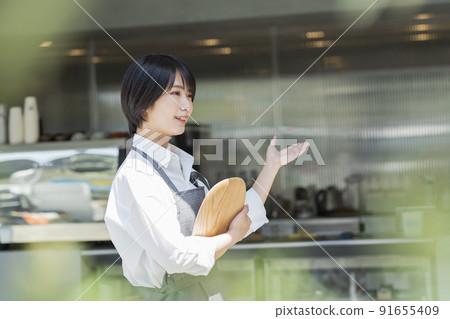 Cafe female staff 91655409