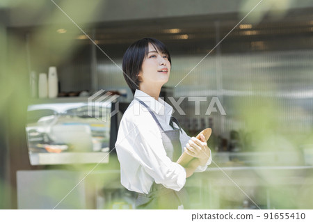 Cafe female staff 91655410