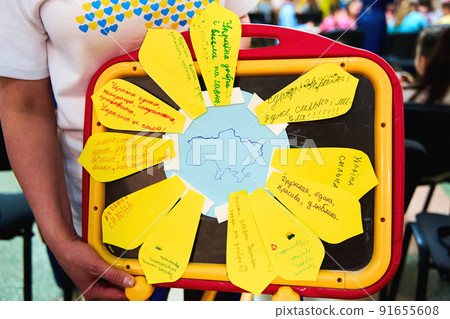 The children made a paper flower by writing their associations with Ukraine on its sheets 91655608