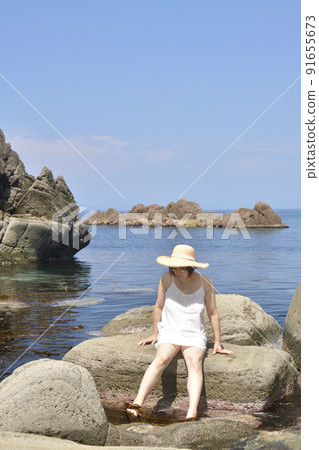 夏天在北海道瀨田町的海岸拍攝一位女性的肖像 夏天在北海道瀨田町的海岸拍攝一位女性的肖像 91655673