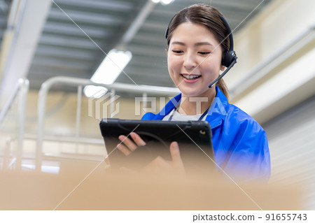 在後院工作的年輕女子 91655743