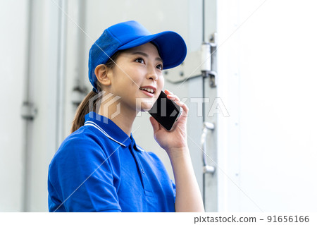 Young woman carrying luggage 91656166