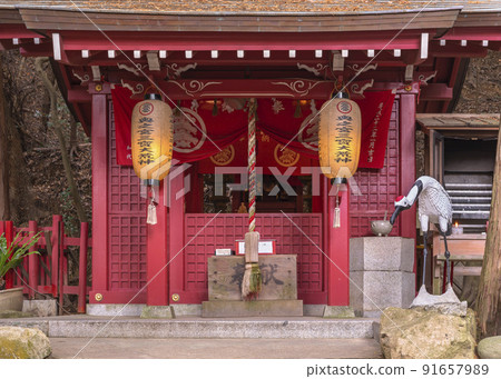 [九州/福津] 站在宮地岳神社奧宮稻荷神社前的鶴雕塑。 91657989