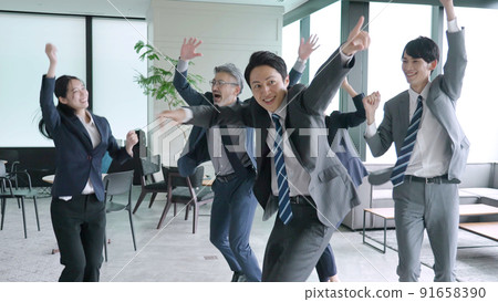 在辦公室跳舞的商業團體 在辦公室跳舞的商業團體 91658390