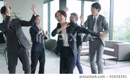 在辦公室跳舞的商業團體 在辦公室跳舞的商業團體 91658391