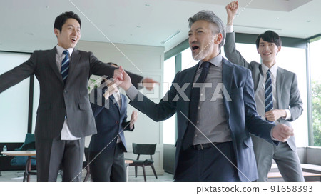 在辦公室跳舞的商業團體 在辦公室跳舞的商業團體 91658393