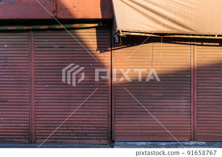 在一家封閉的商店關閉百葉窗 在一家封閉的商店關閉百葉窗 91658767