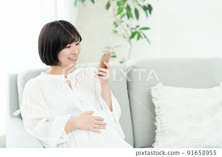 Pregnant women using smartphone apps 91658955