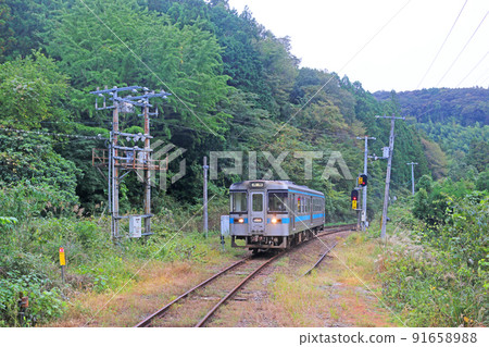 Down train entering Shingai Station Down train entering Shingai Station 91658988