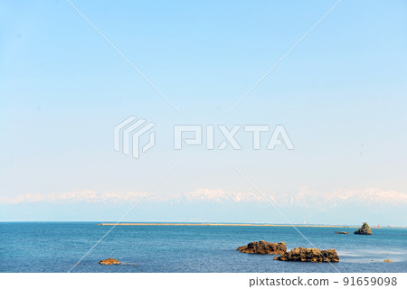 [Takaoka City, Toyama Prefecture] View of the Tateyama Mountain Range from the Amaharashi Coast * Taken on May 4, 2022 91659098