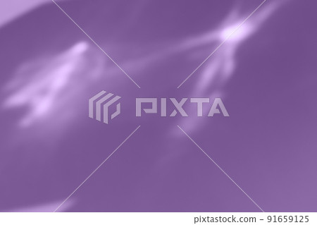 Caustic effect light refraction on lilac wall overlay photo mockup, blurred sun rays refracting through glass prism with shadow. Abstract natural light refraction silhouette on water surface. 91659125