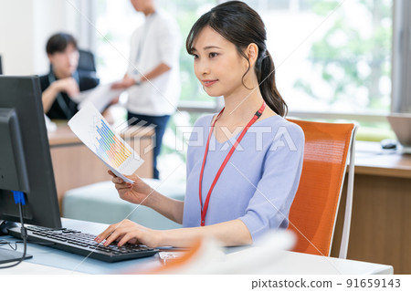 在辦公室工作的女商人 91659143