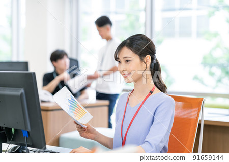 在辦公室工作的女商人 91659144