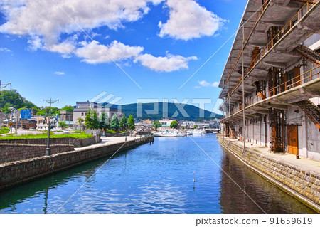 從北海道小樽市的龍宮橋看到的晴朗天空的北側，一艘停泊著小樽北運河城市景觀的遊輪，這是新鮮的綠色。 91659619