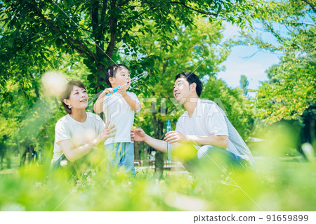 Parents and children playing with soap bubbles Parents and children playing with soap bubbles 91659899