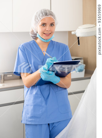 Young female doctor cosmetologist meeting client in aesthetic clinic 91659969