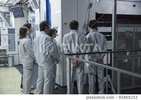Workers listening to how to use the machine during a factory tour 91660152