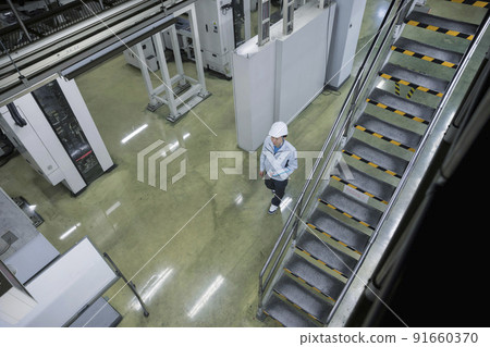 檢查工廠的男工 檢查工廠的男工 91660370
