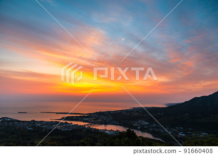 Dawn in the Yakushima Offshore Alps (April) - Morning clouds shining in the sky 91660408