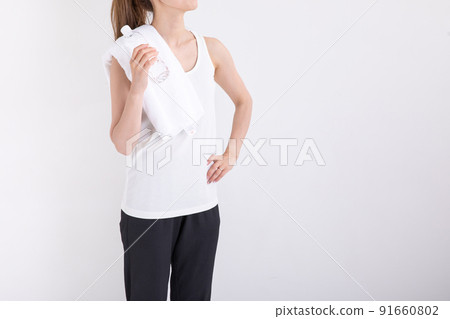 一個女人，肩上掛著一條毛巾，健身房 91660802