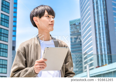 帶平板電腦的辦公室休閒年輕商人 91661265