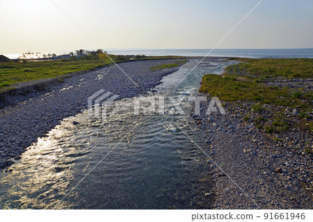【富山縣魚津市】傍晚的早槻川河口和富山灣 91661946