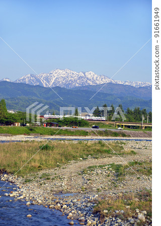 [Uozu City, Toyama Prefecture] Train passing through the Tateyama mountain range seen from Hayatsuki Bridge * Taken on May 4, 2022 91661949