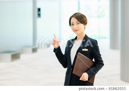 Female concierge greeted in the lobby Photo cooperation: LINK FOREST 91662031