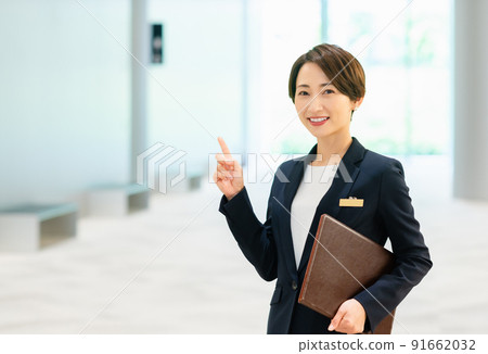 Female concierge greeted in the lobby Photo cooperation: LINK FOREST 91662032